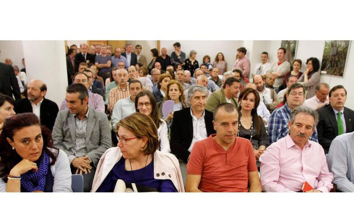 El público abarrotó el Club de Prensa del Diario para conocer de primera mano el proyecto del grupo Gadea para el futuro de Antibióticos.