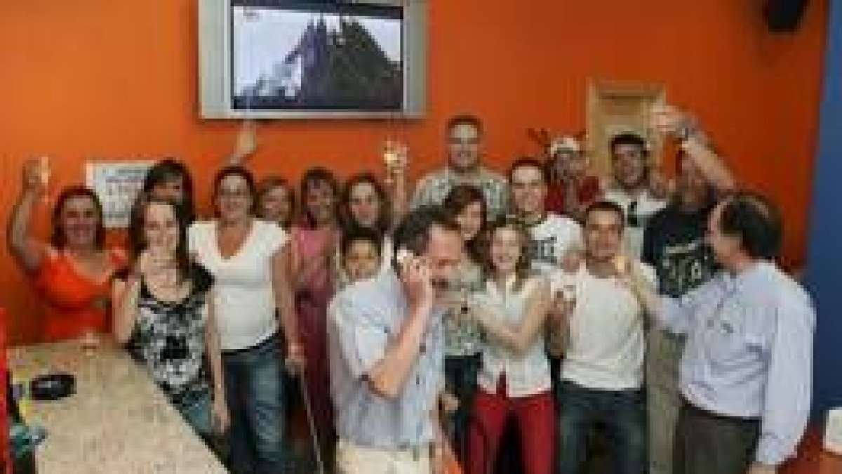 Los agraciados con el premio de La Primitiva del sábado en Benavides celebraban ayer su suerte