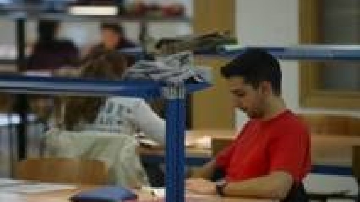 Un alumno universitario en el biblioteca San Isidoro del Campus