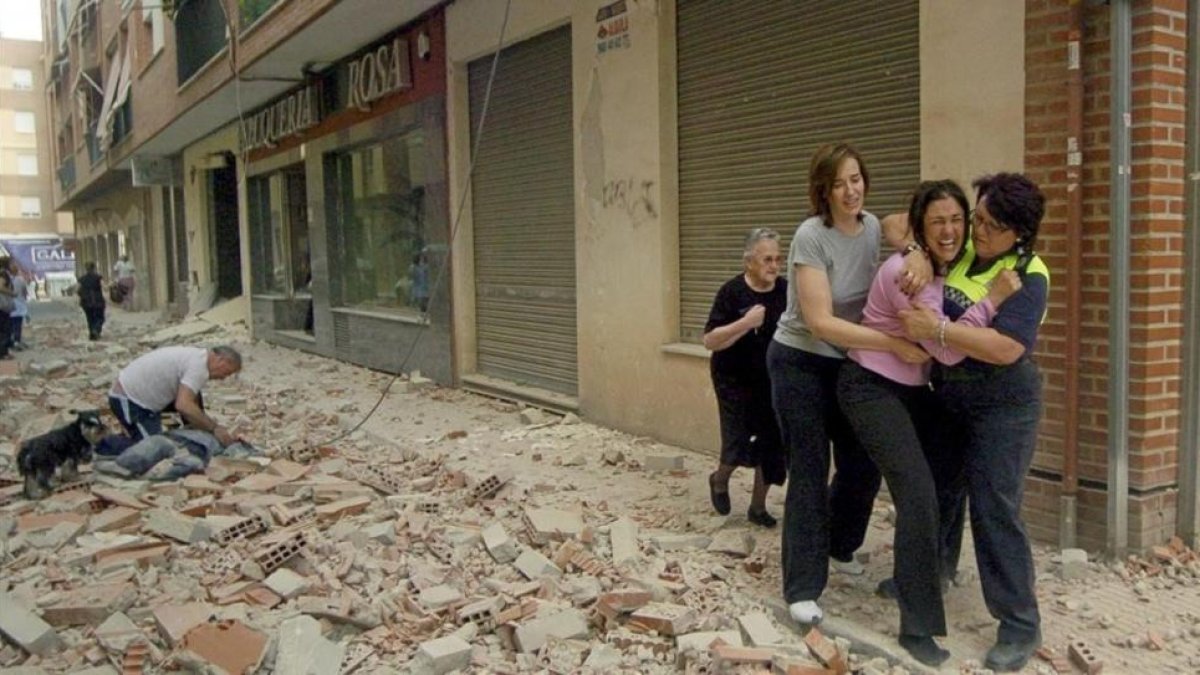 Varias personas en la calle de Galicia de Lorca una de las afectadas por el terremoto de 5 2 grados que sacudió Murcia, el 11 de mayo del 2011.