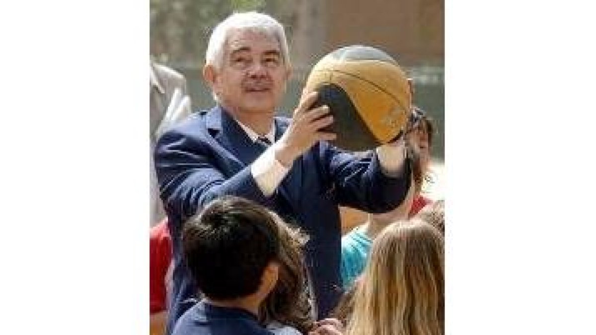 Maragall juega con un balón durante su visita, ayer, a un colegio