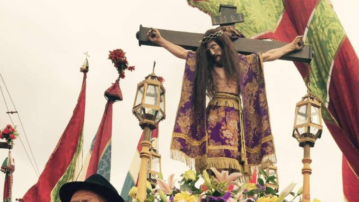 Los pendones arropan al Bendito Cristo de Alija. EVA HIDALGO RÍO