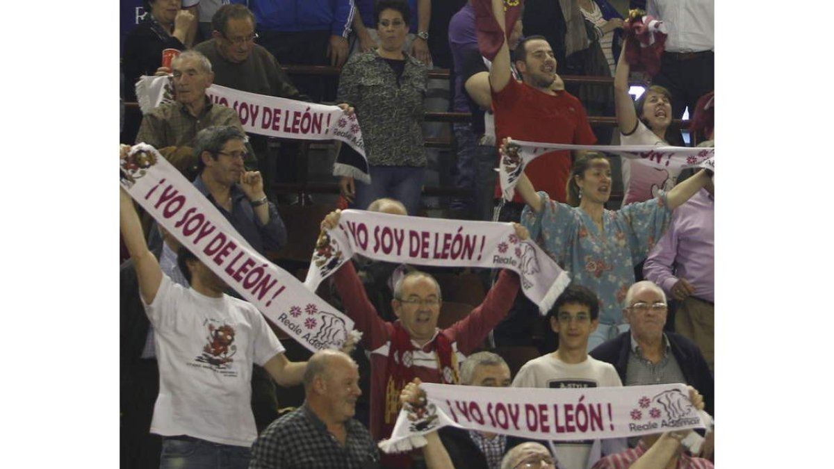 Aficionados del Ademar durante un partido.