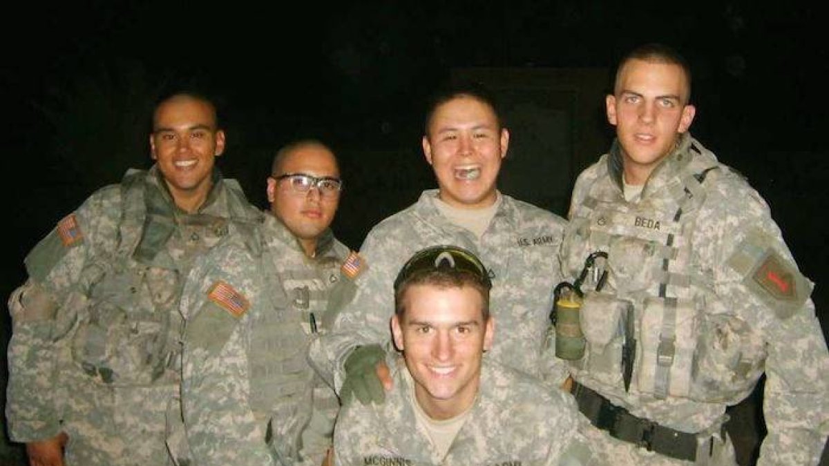 Ross A. McGinnis, agachado, junto con su unidad en 2006.