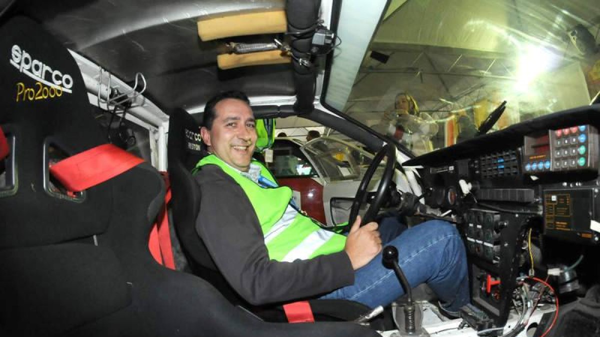 Urbano González, dentro de un coche. Su pasión se traslada a un libro único y referente del automovilismo leonés.
