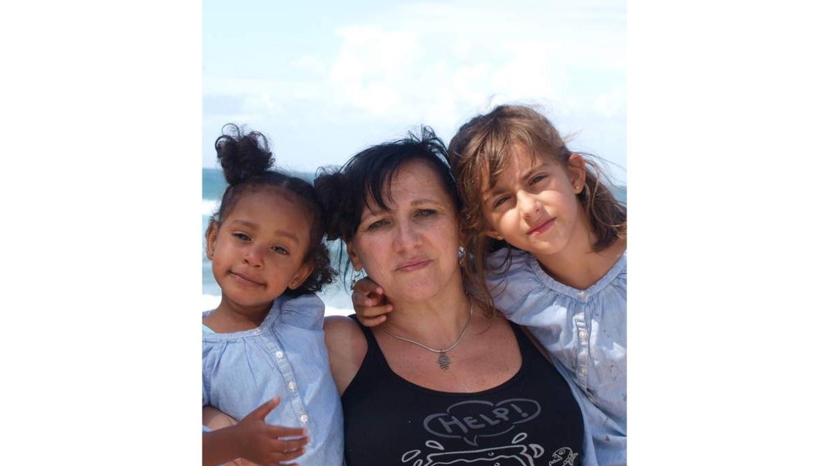 Rosa Maestro, con sus hijas Nabila y Alba.