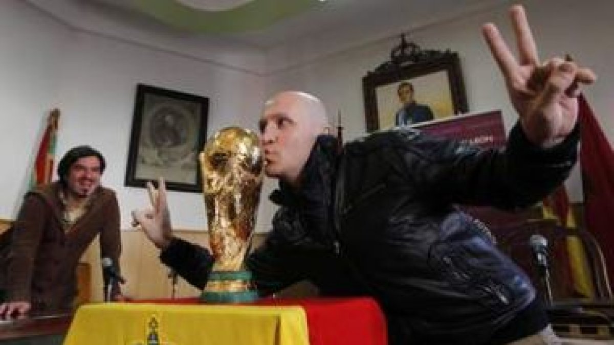 La clase política bañezana también quiso tocar la Copa conquistada en Sudáfrica.