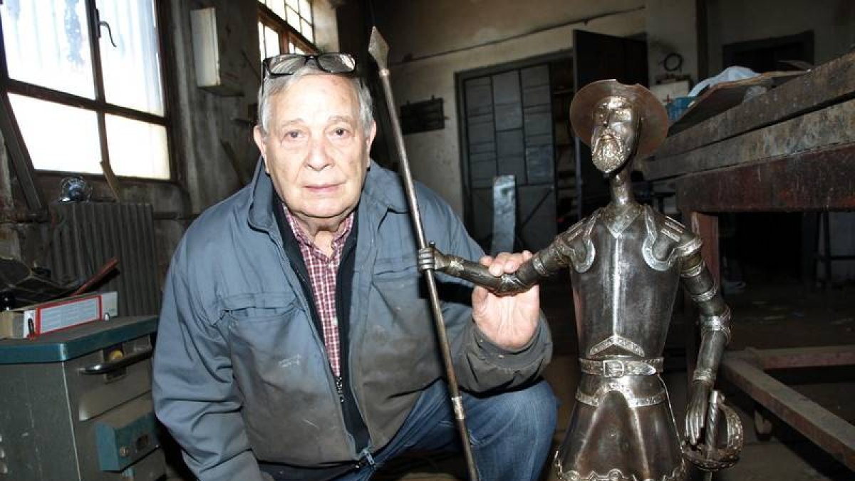 Francisco Gutiérrez, en su taller de Boñar, da los últimos retoques en el torno a un coche hecho totalmente en hierro