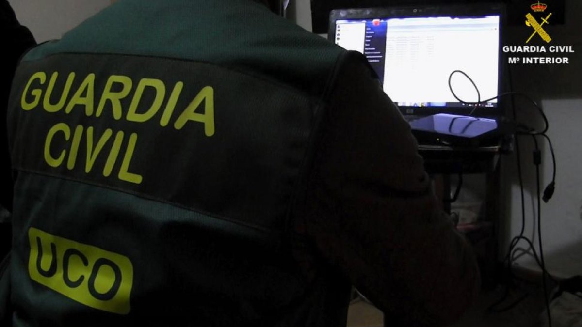 Un agente de la Guardia Civil