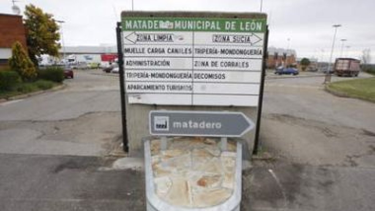 El matadero municipal de León está situado en Oteruelo de la Valdoncina, junto a una salida de la ro