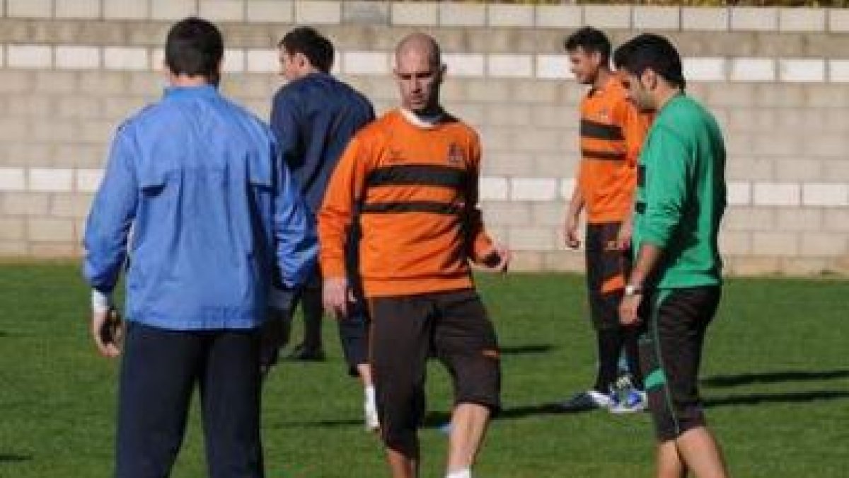 El preparador físico Chema, a la derecha, en una sesión de trabajo con la plantilla culturalista en