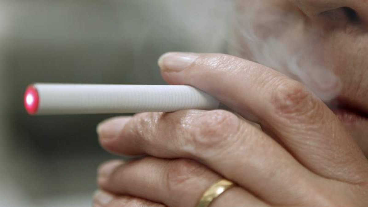 Una mujer fuma con un cigarrillo electrónico. ÁNGEL DÍAZ