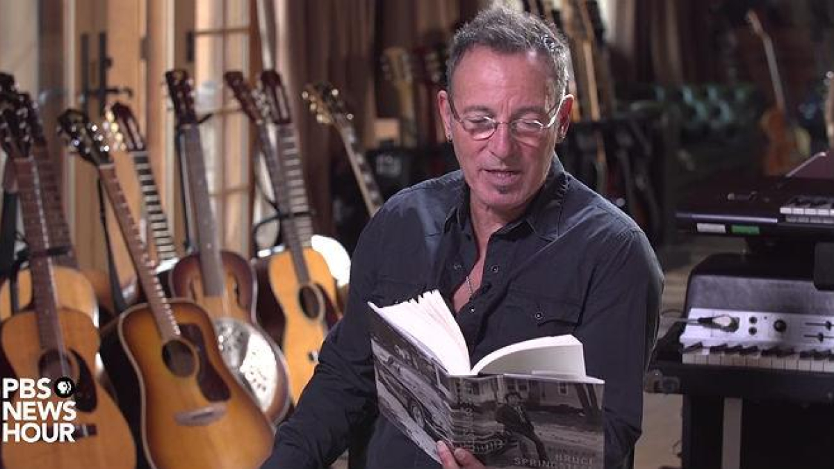 Bruce Springsteen lee un pasaje de 'Born to Run' en la tele.
