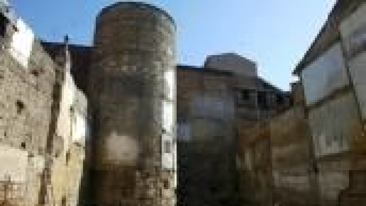 Solar de la Rúa que oculta en su interior parte de la muralla