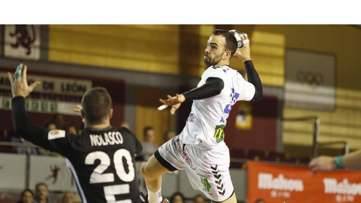 Costoya es uno de los goleadores de referencia del Ademar y se ha destapado también como defensor.