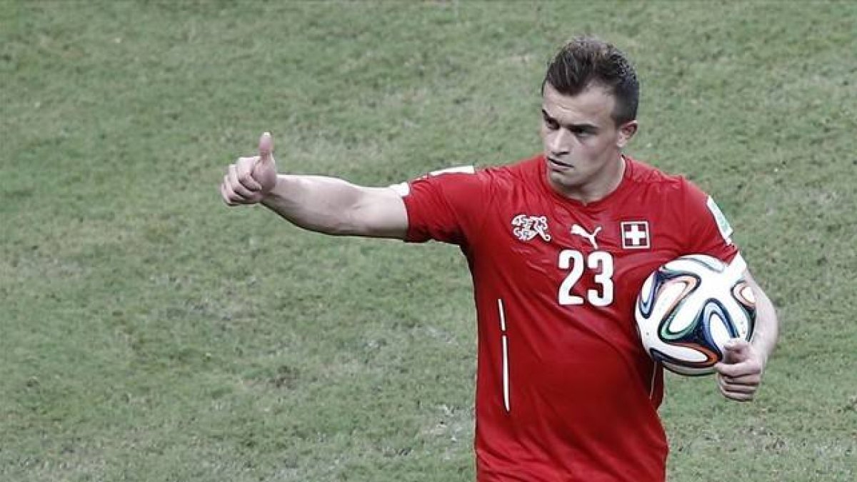 El suizo Shaqiri se queda el balón tras marcar tres goles a Honduras.