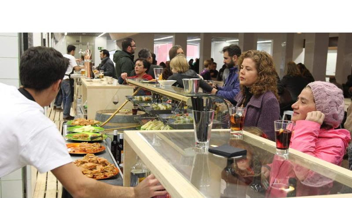 Los gastrobares de Ponferrada Gourmet, en el Mercado de Abastos, despertaron ayer la curiosidad de los ponferradinos.