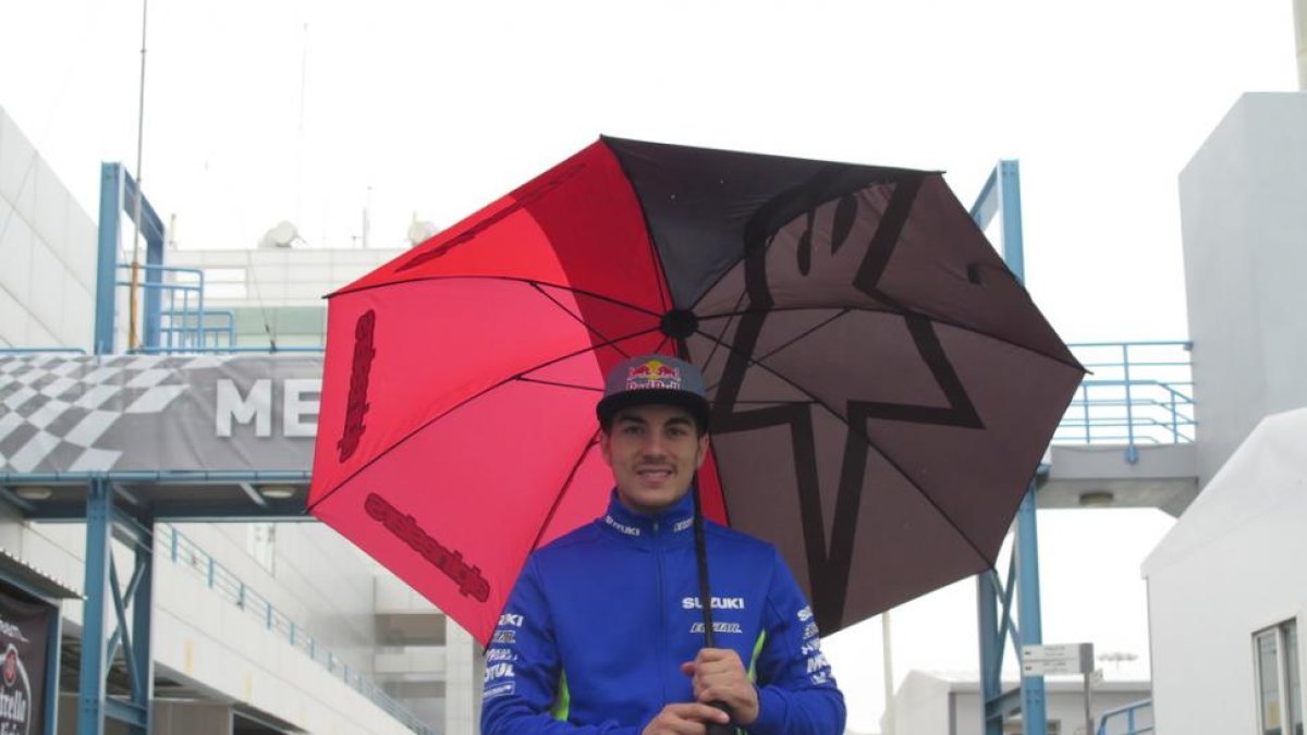 Maverick Viñales pasea por el lluvioso ‘paddock’ del circuito de Losail (Doha, Catar).