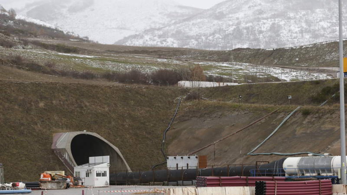 Foto de uno de los emboquilles en la vertiente sur de la variante. JESÚS F. SALVADORES