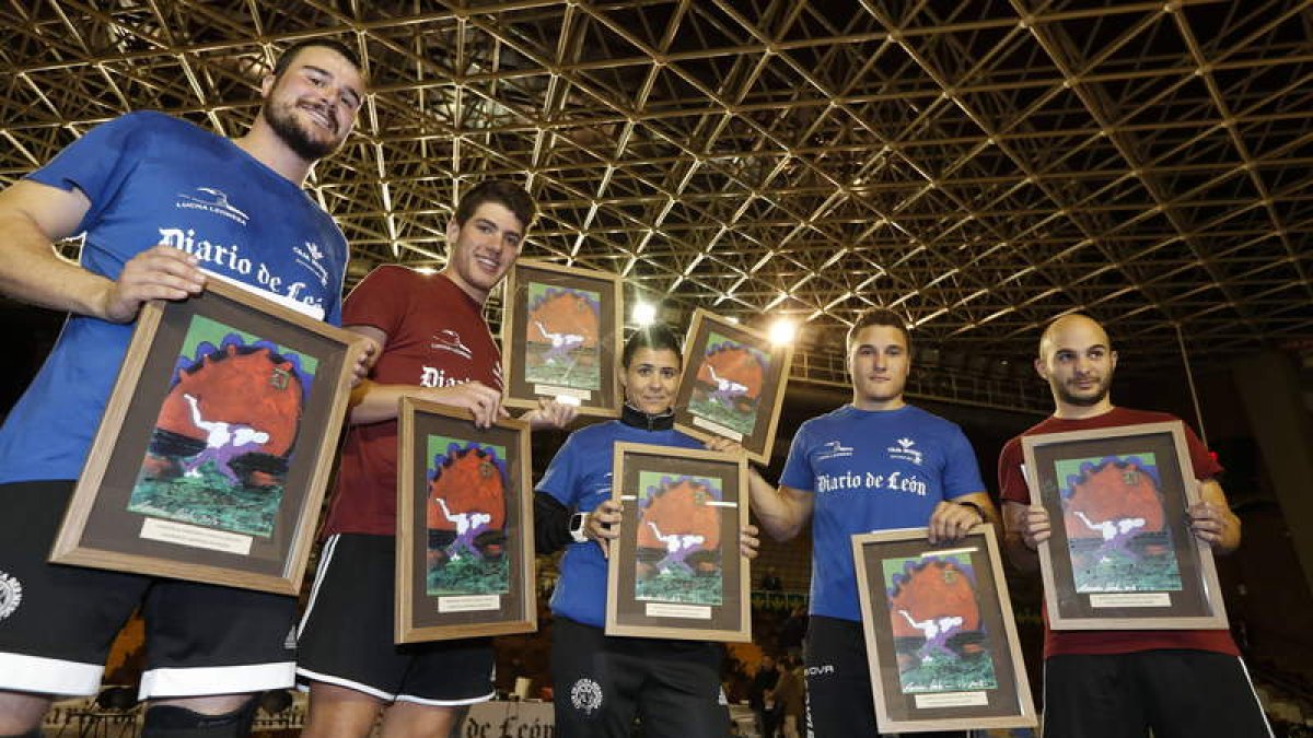 Miriam Marcos, triple campeona femenina, rodeada por los cuatro ganadores en la lucha masculina: Caberín, Tomasín, Moisés y Mario ayer en el Palacio en el Campeón de Campeones.