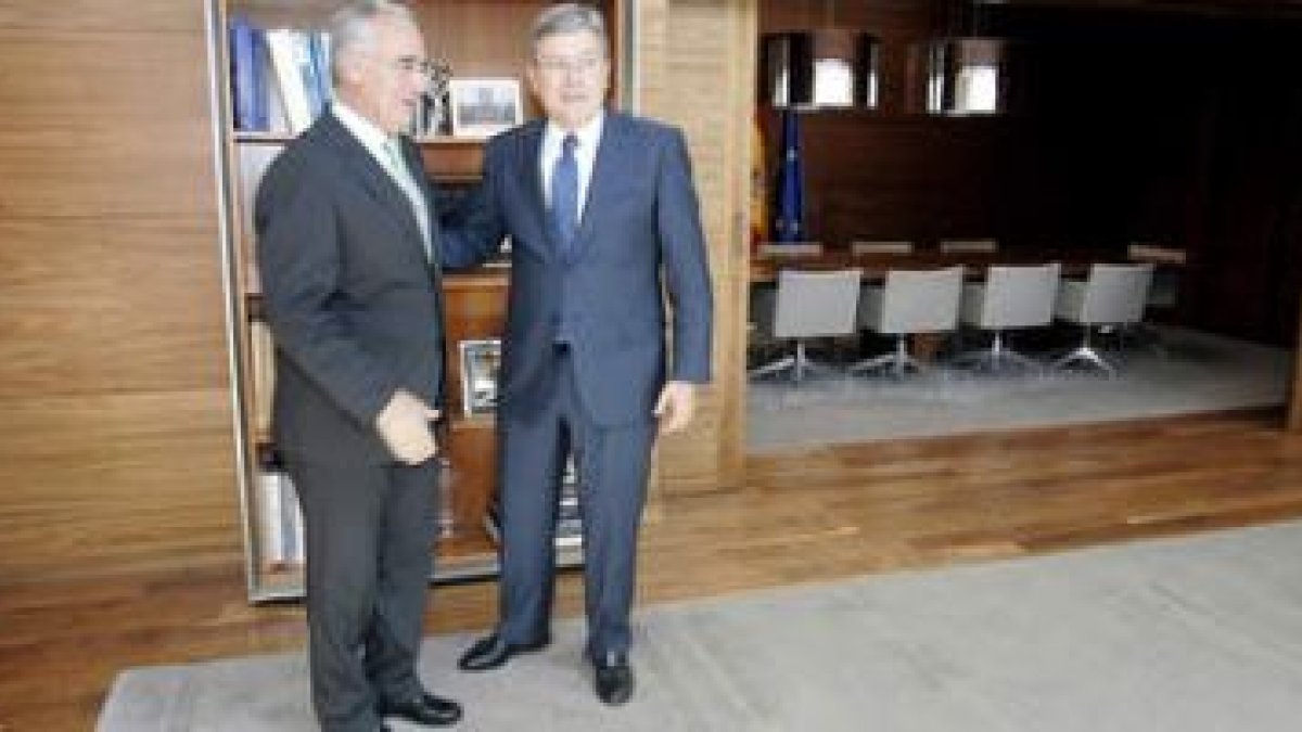 Fernández de Santiago, junto al presidente del Parlamento regional de La Rioja.