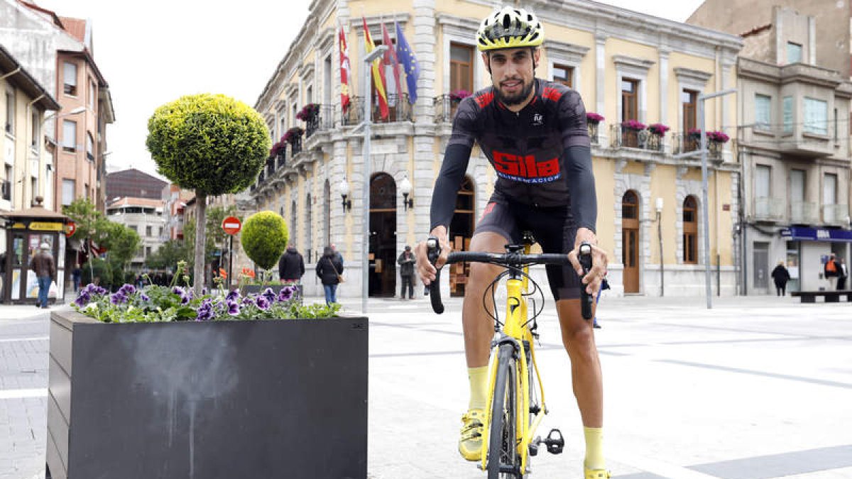 Andrés Turienzo Llamazares 'Piru' en la Plaza Mayor de La Bañeza con la bicicleta con la que afrontará el reto Everesting Challenge el martes en tierras zamoranas.