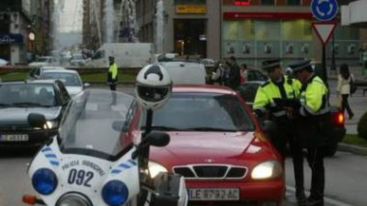 Tres millones y medio de las multas de Tráfico que se imponen cada año en España nunca se llegan a p