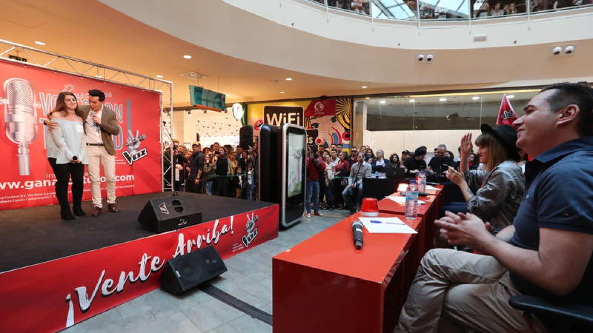 Un momento del acto de ayer, con numerosas personas en el centro comercial ponferradino. ANA F. BARREDO