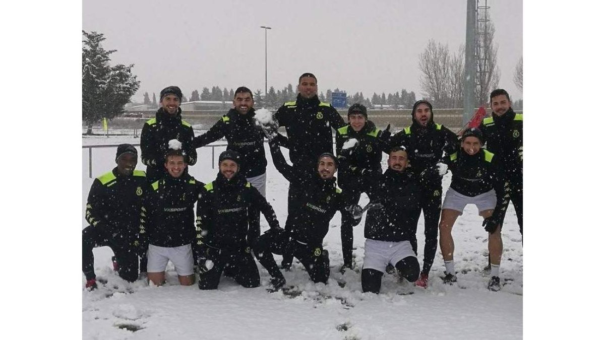 Dioni, primero por la derecha fila de abajo, junto al resto del equipo en una sesión con nieve. CYDL