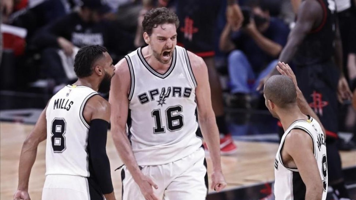 Pau Gasol junto a Tony Parker y Patty Mills durante el segundo encuentro Spurs-Rockets.