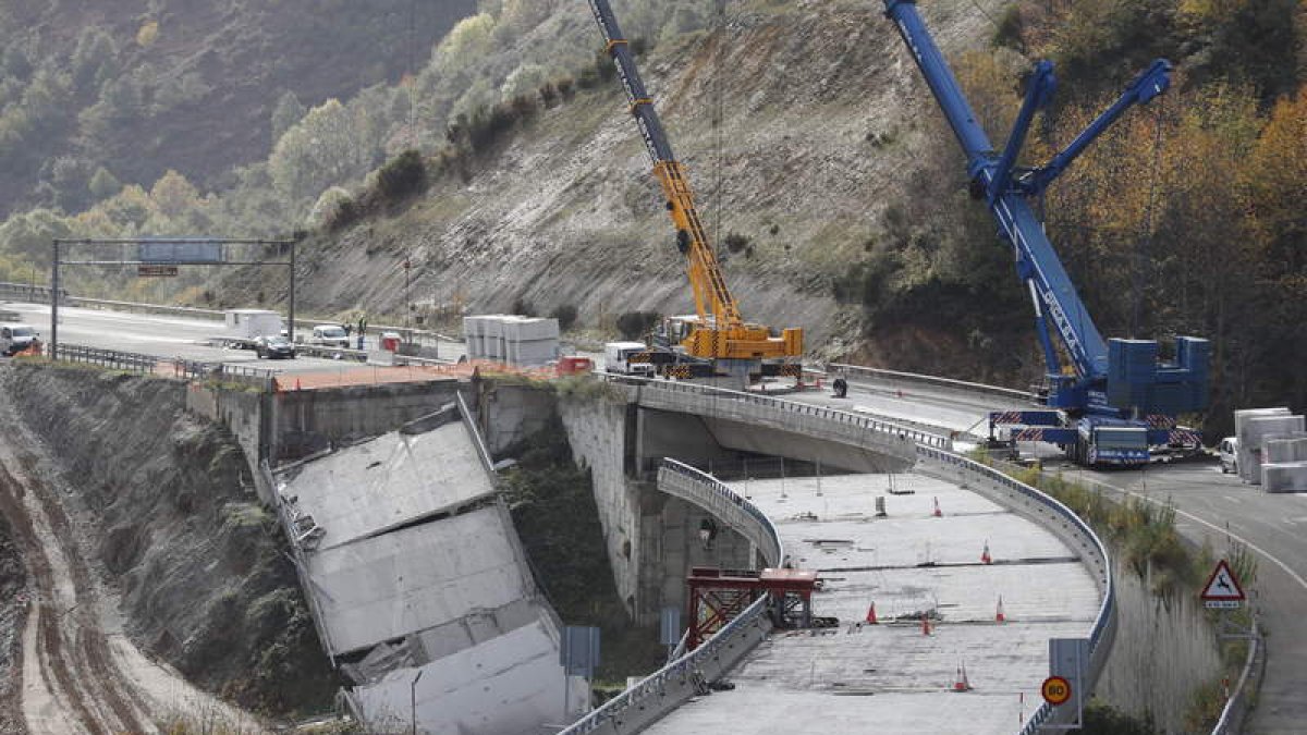 Imagen reciente del viaducto del Castro que se vino abajo en la A-6 por dos veces. L. DE LA MATA
