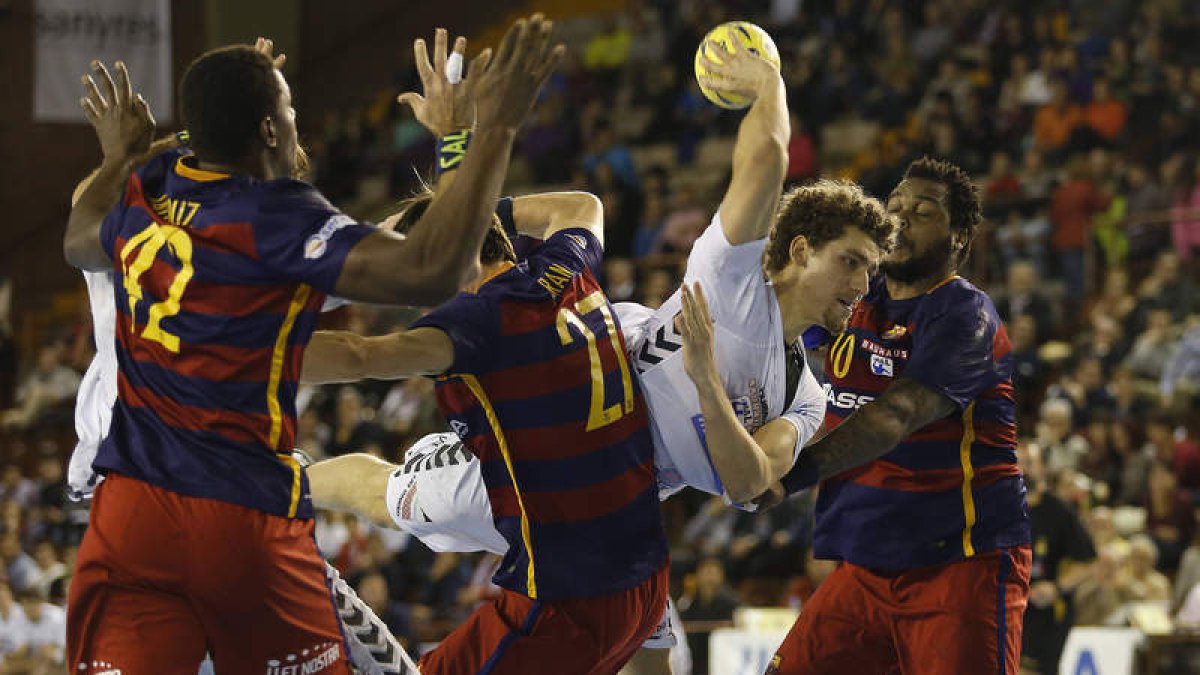 El brasileño del Abanca Ademar Acacio en el partido ante el Barcelona cuando se lesionó.
