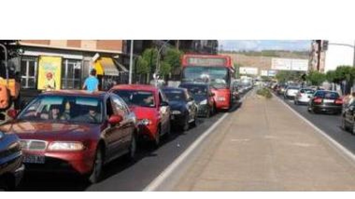 La carretera sufre problemas de circulación por las obras de acondicionamiento.