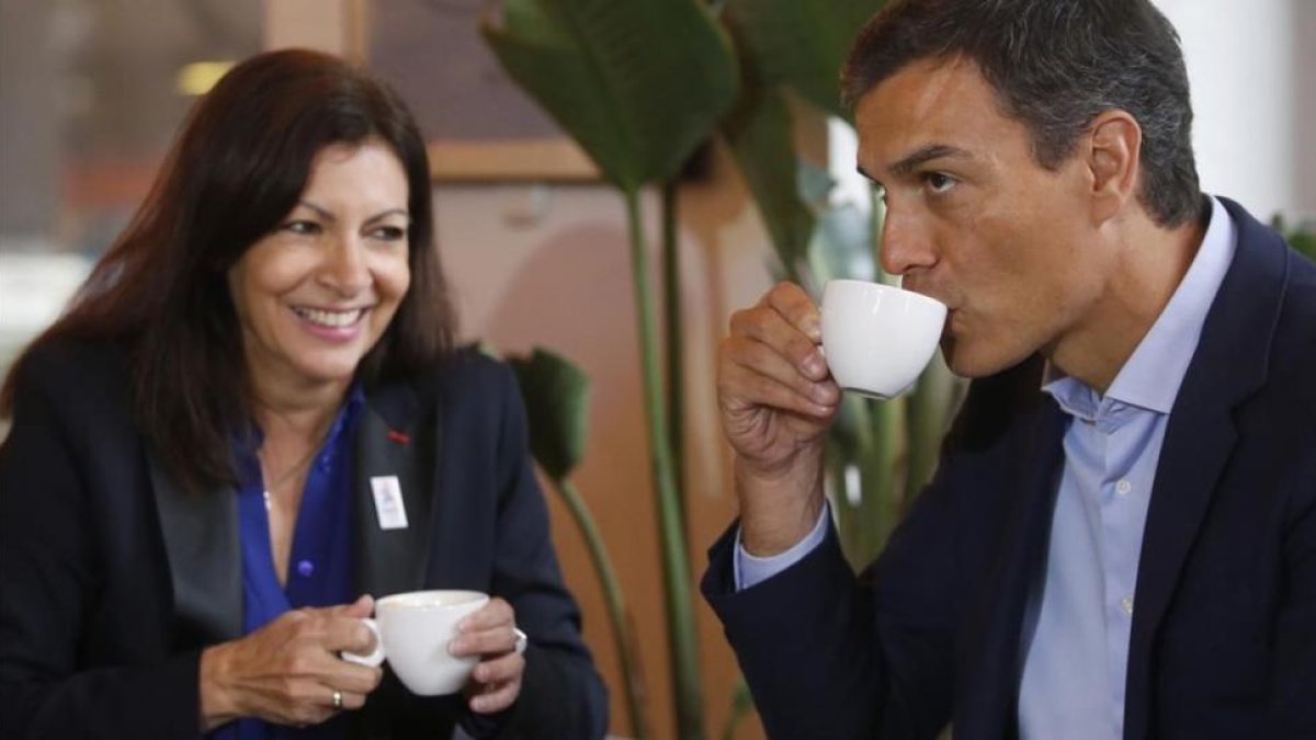 Pedro Sánchez y Anne Hidalgo desayunan en el Círculo de Bellas Artes de Madrid.