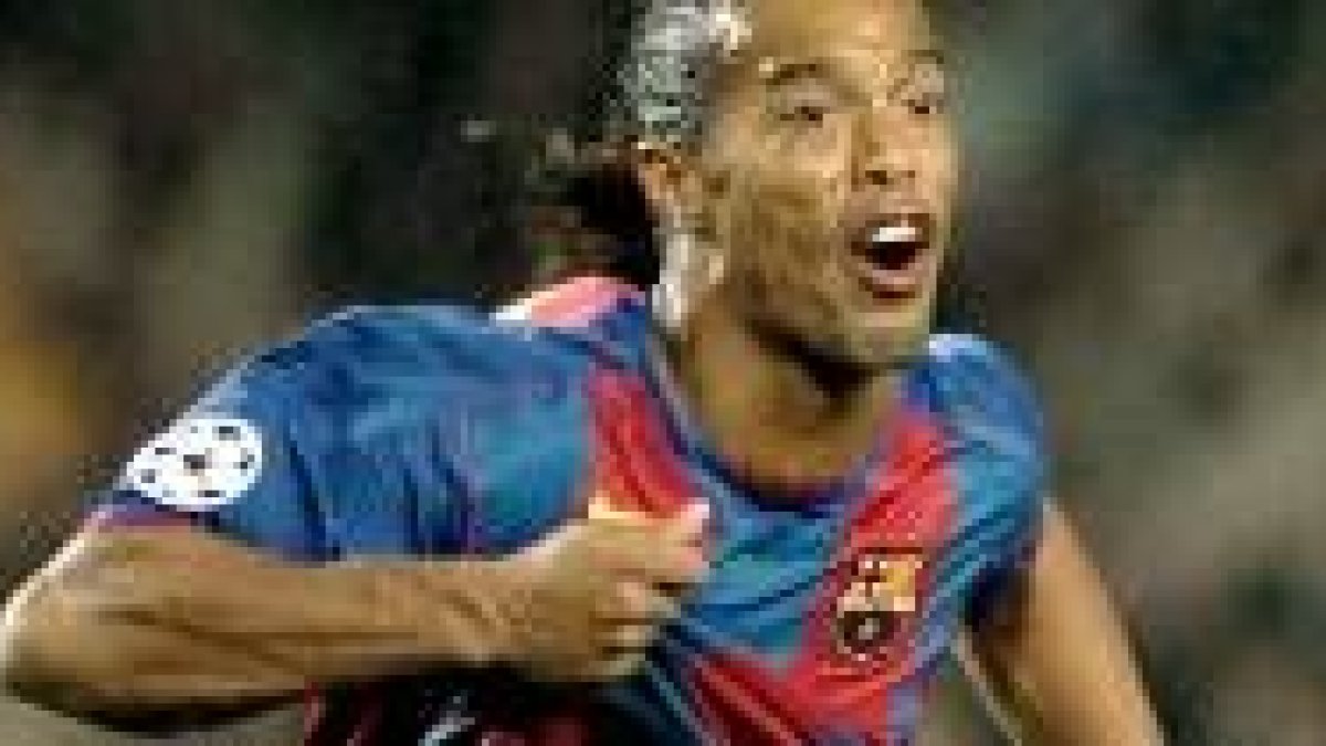 Ronaldinho festeja uno de los goles marcados esta temporada