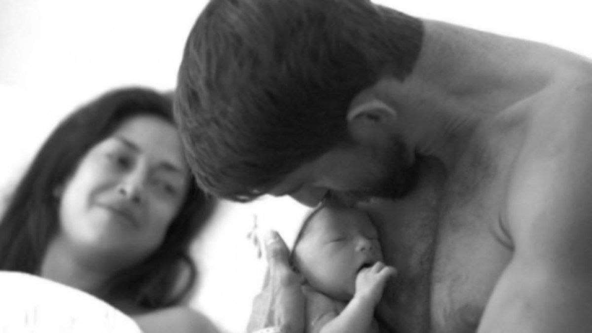 Michael Phelps sostiene a Boomer Robert, su hijo recién nacido.
