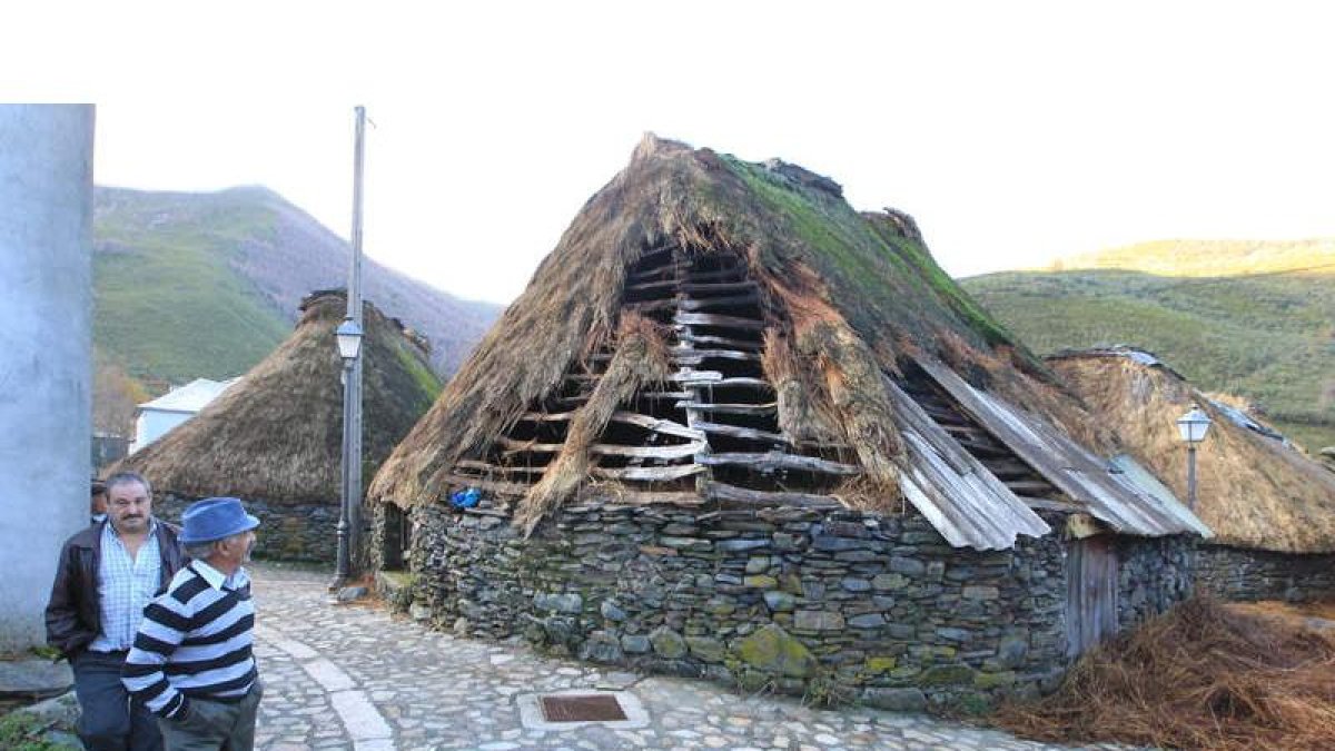 Imagen de archivo de palloza en mal estado en el pueblo de Balouta, municipio de Candín. DE LA MATA