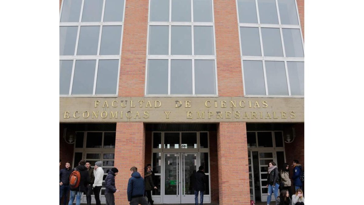 Imagen exterior de alumnos de la Facultad de Económicas, en el campus de Vegazana. SECUNDINO PÉREZ