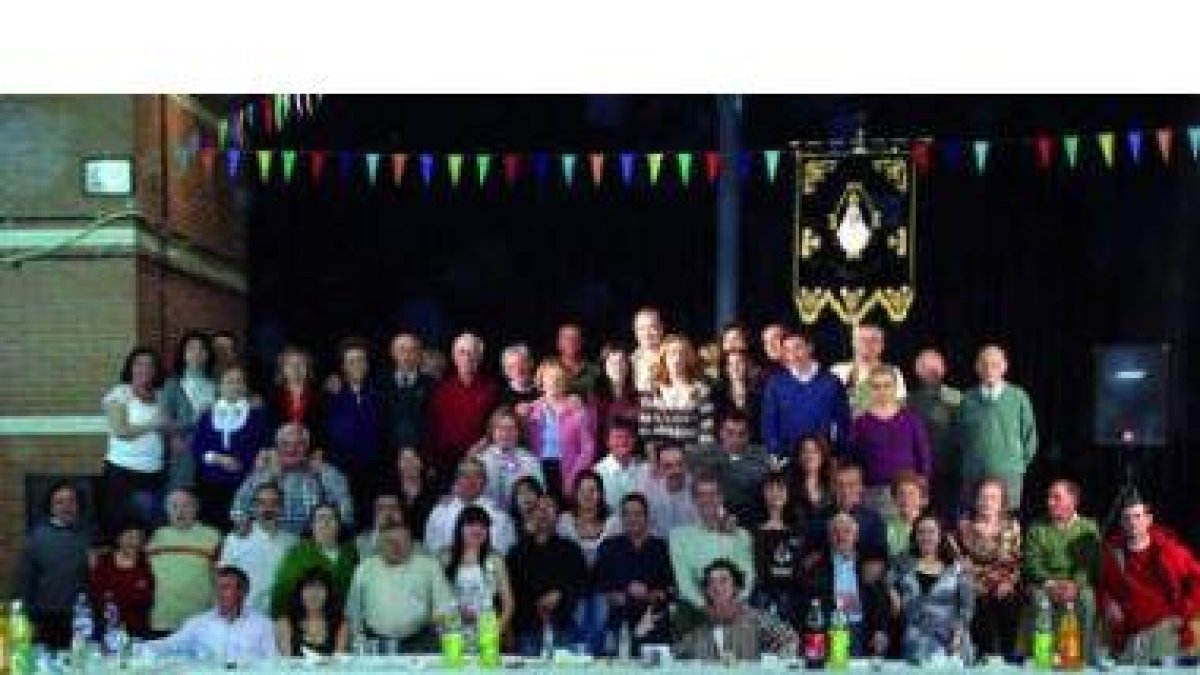 Foto de familia de los asistentes a la cena de La Protectora