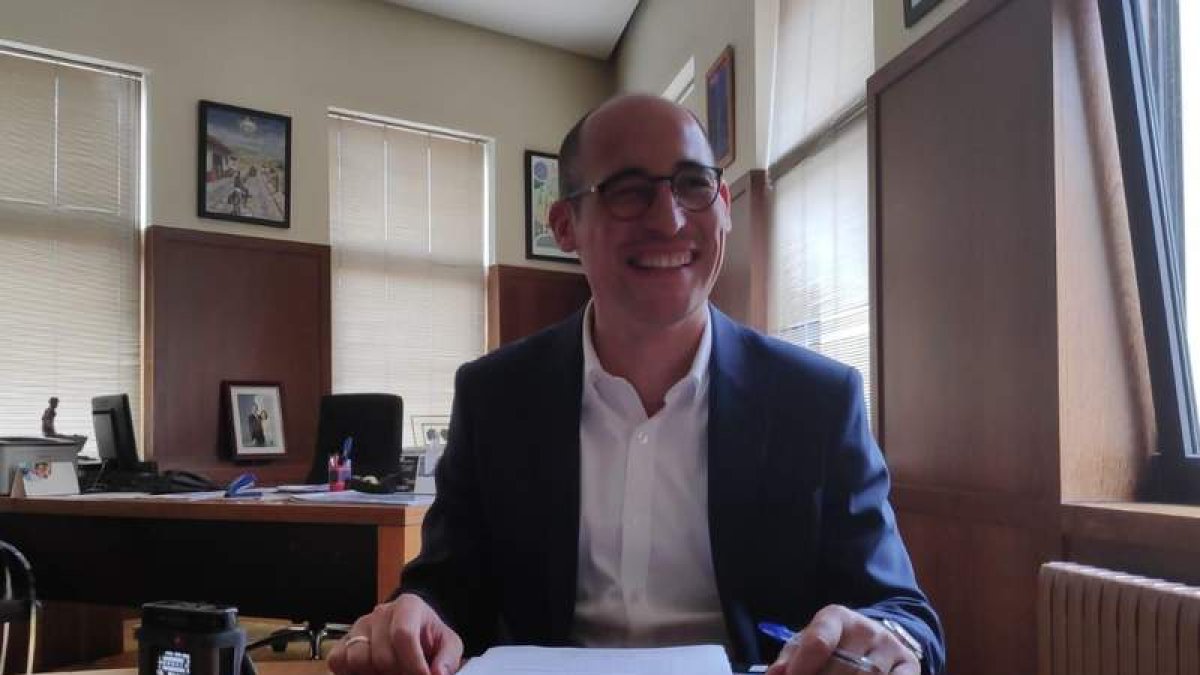 El primer teniente de alcalde,  José María Jáñez, ayer durante el anuncio de las retribuciones. A. R.