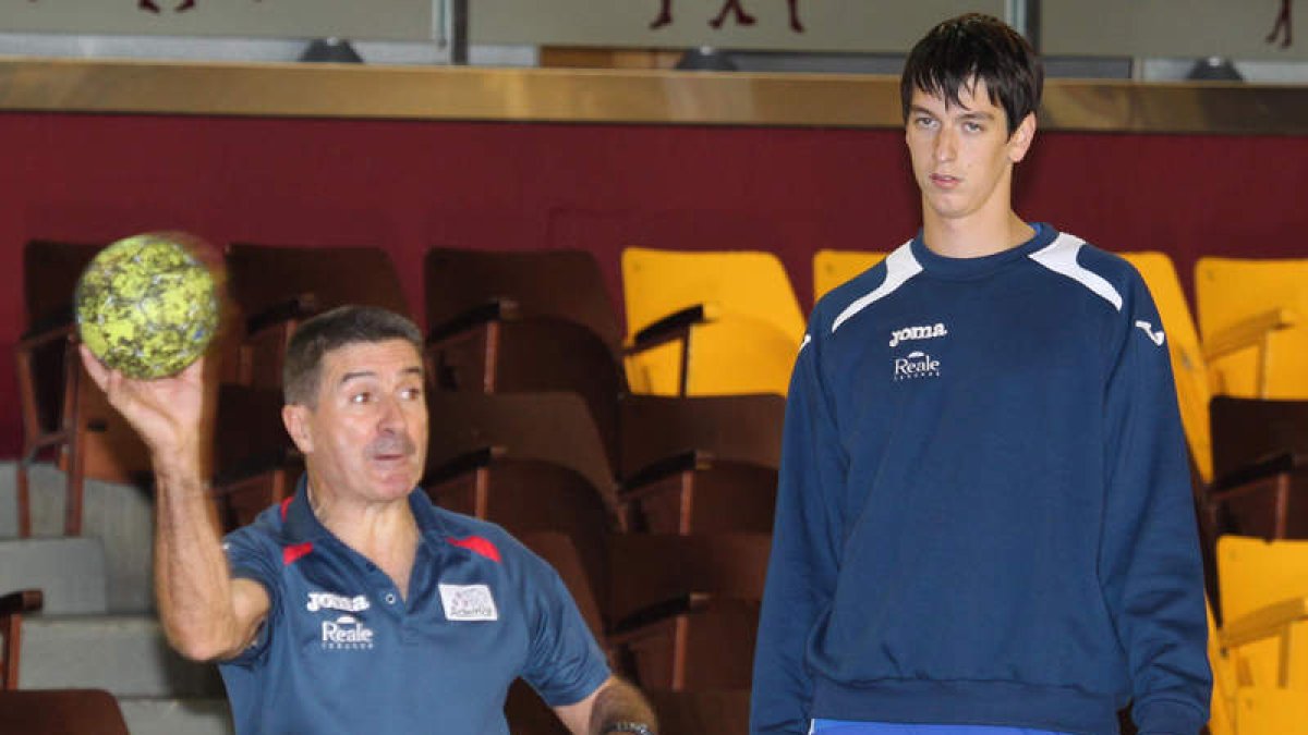 El jugador ruso junto al técnico Manolo Cadenas.
