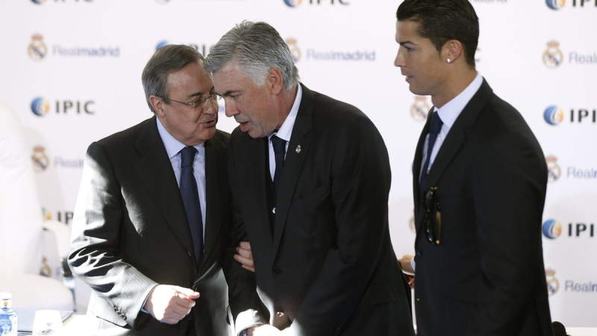 Florentino conversa con Ancelotti en presencia de Cristiano Ronaldo.