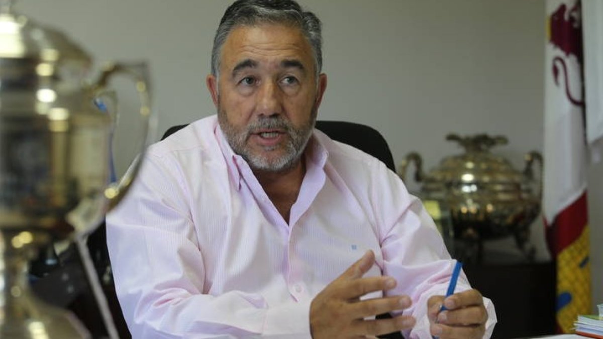 José Fernández Nieto ha impulsado a la entidad berciana hasta situarla entre los equipos que aspiran a la parte alta de la tabla clasificatoria en Segunda División. L. DE LA MATA