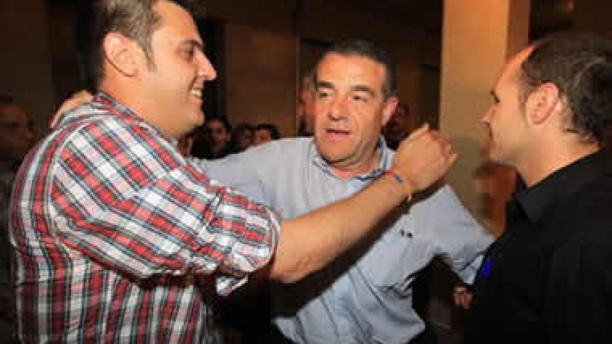 Ismael Álvarez, recibido entre abrazos de sus simpatizantes tras confirmarse los resultados.