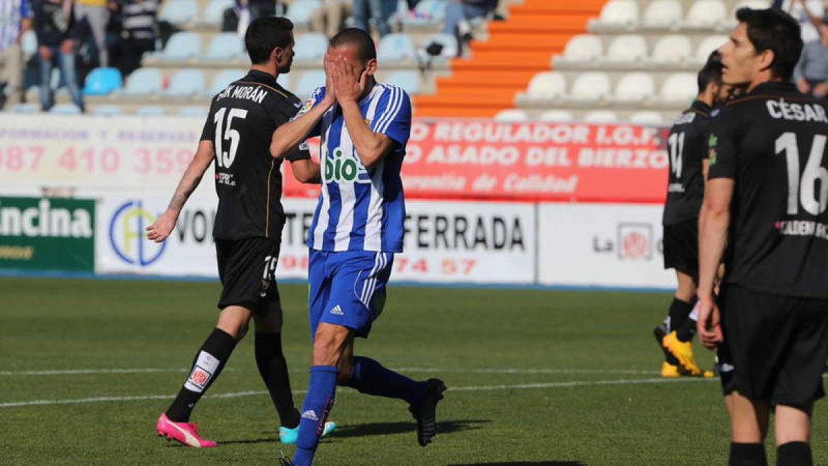 Yuri se lamenta de una ocasión marrada durante el encuentro que enfrentó a la Ponferradina ante el Leganés en El Toralín