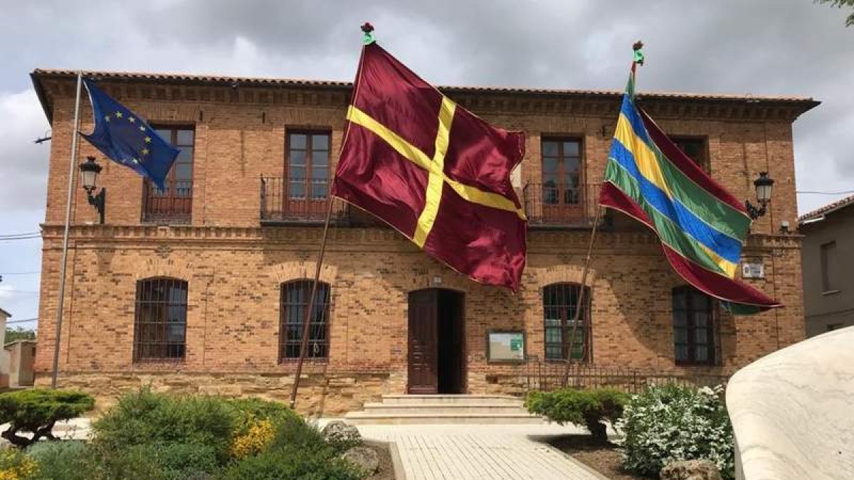 Imagen de ayer de la bandera de Europa junto a los pendones en el Ayuntamiento de Gordoncillo.