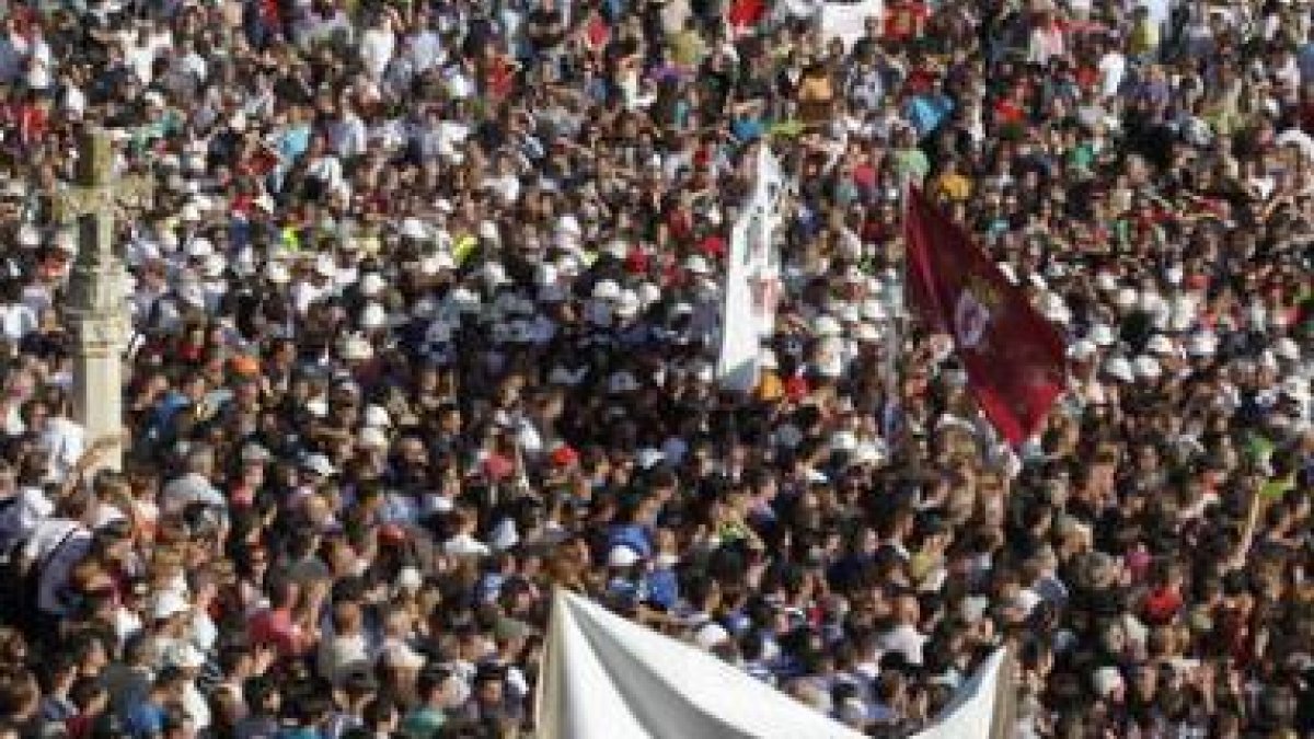 El gentío sigue desde la Plaza de San Marcos las intervenciones de los mineros