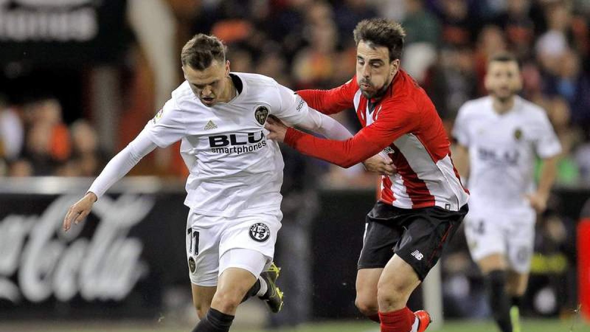Denís Chéryshev disputa un balón con el centrocampista del Athletic Club Beñat Etxebarria durante un lance del partido. MANUEL BRUQUE