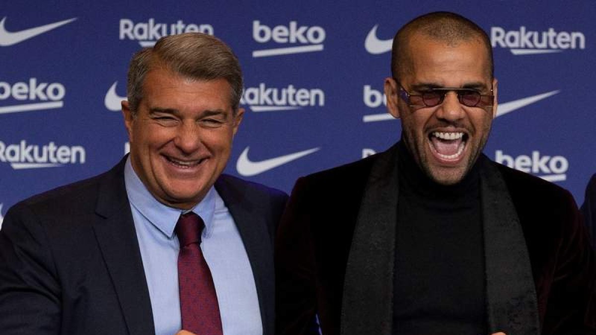 Joan Laporta junto a Dani Alves, ayer durante la presentación del jugador. ENRIC FONTCUBERTA