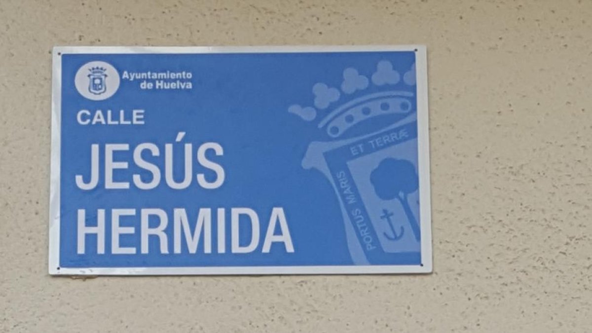 Rótulo de la calle que el Ayuntamiento de Huelva dedica al periodista onubense Jesús Hermida